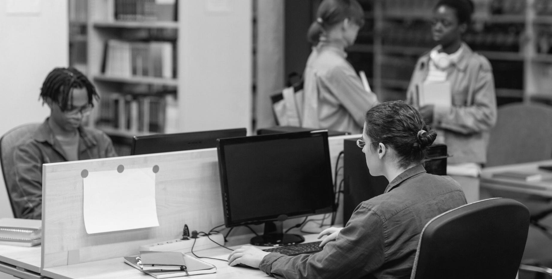 Participants en formation travaillant sur des présentations budgétaires avec support individuel